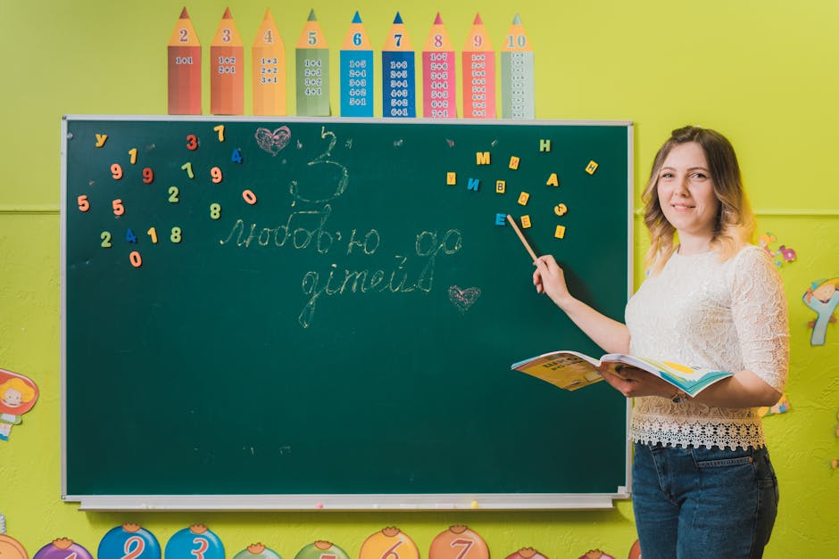Преподаватель математики объясняет тему у доски